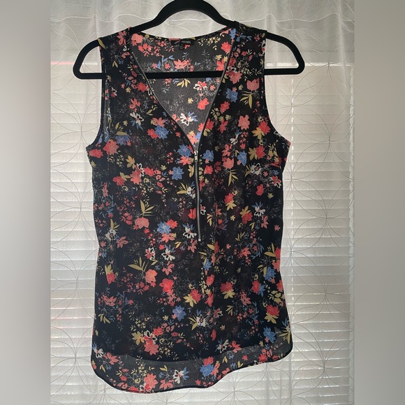 Women’s top/ tank , flowers pattern - Picture 2 of 2